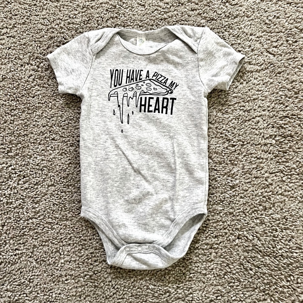 👶Funny Onesie “you have a pizza my heart” - size 9-12 months